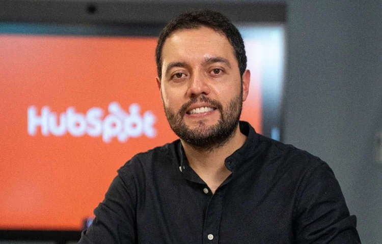 HubSpot presenta Agent Hub y Agent Builder que conecta agentes de IA, humanos, datos y contexto del clients