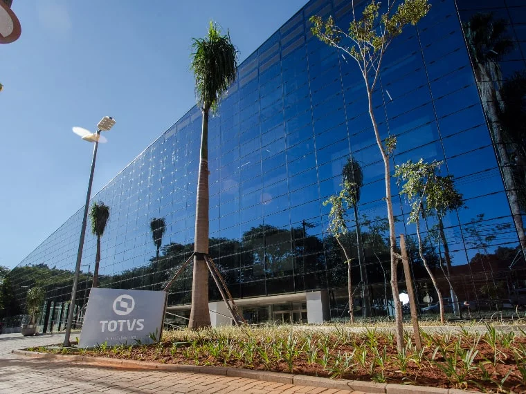Agentes de IA estão no radar das empresas brasileiras, mas uso ainda é embrionário, aponta estudo da TOTVS
