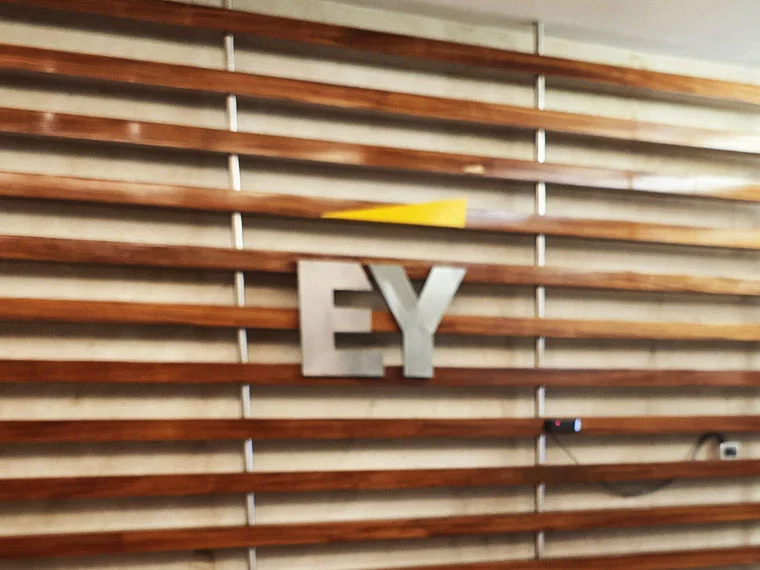 Ecosistemas digitales complejos aumentan la vulnerabilidad de las instituciones financieras: EY